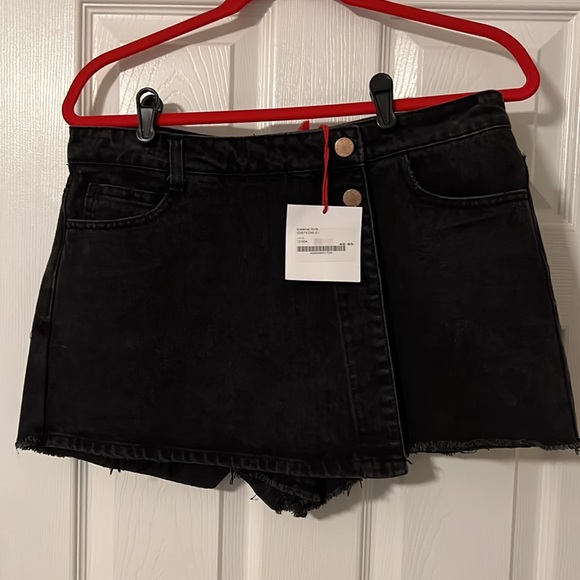 Toast Jeans skorts material girl. Waist is 16.5 lying flat - Picture 6 of 7